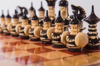 Шахматы резные ручной работы в ларце средние 30 slchesslars30